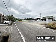 ゆったりとした道路幅があり車の出入りもスムーズです。周囲には建物が点在し開放感のある景色が広がっています。静かな環境で落ち着きを感じられます。
