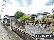 落ち着いた雰囲気の前面道路が印象的です。広々とした歩道があり通行しやすい環境となっています。道路沿いの植栽が外観に彩りを添えています。住宅街の静けさが感じられゆったりとした雰囲気です。