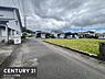 その他：前面道路は広めで車の出入りもしやすい印象です。周辺には住宅が並び落ち着いた雰囲気があります。区画整理されたエリアで道路の整備もされています。現地の状態も確認しやすい写真です。