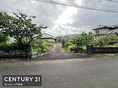 外観:広い敷地内にゆとりあるアプローチがあり緑に囲まれた穏やかな外観です。周囲の住宅とも程よい距離が保たれており落ち着いた印象を与えます。道路から敷地へのアクセスも良好で開放感のあるエントランスが魅力です。 外観:広い敷地内にゆとりあるアプローチがあり緑に囲まれた穏やかな外観です。周囲の住宅とも程よい距離が保たれており落ち着いた印象を与えます。道路から敷地へのアクセスも良好で開放感のあるエントランスが魅力です。