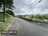 その他：前面道路はゆとりある幅員で車両の通行もスムーズに行えます。周囲は緑も豊かで落ち着いた雰囲気が特徴です。電柱や配線も整然としており安心感のある道路環境です。道路面も整備されているため歩きやすい状態です。