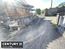 その他：現地付近の道路は舗装されており車の通行も可能です。周辺は落ち着いた雰囲気で塀や塀内の建物も整っています。道路沿いに売物件の看板が設置されており場所が分かりやすいです。道路幅も十分に確保されています。