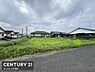 その他：現地写真には前面道路に面した広々とした敷地の様子がしっかりと映っています。周囲には戸建て住宅が並び落ち着いた印象を受けます。平坦な地形で使い勝手にも期待できます。