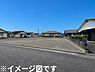 その他：周辺に住宅が建ち並ぶ静かなエリアに位置しています。広々とした敷地でさまざまなプランに対応可能です。道路に面した角地で利便性も考えられています。住宅街ならではの安心感があります。