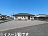 その他：平屋建ての住まいが広々とした敷地に配置されています。前面には十分なスペースが確保されすっきりとした外観が特徴です。シンプルで落ち着いたデザインが周囲と調和しています。