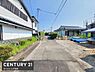 間取り：周辺には落ち着いた住宅が建ち並び静かな雰囲気を感じられます。道路幅もゆとりがあり車の出入りにも便利です。採光も十分に確保できる立地となっています。前面道路の整備状況も良好です。