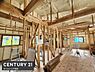 室内：現在建築中の木造住宅の様子です。断熱材がしっかり施工されており室内の快適性が期待できます。窓からの採光も十分に確保されています。天井までの開放感が感じられる構造です。