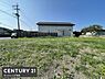 外観：日当たりが良く開放感のある現地土地写真です。前面道路との接道状況もわかりやすく周辺環境も確認できます。整った地形で建築がしやすい印象です。平坦な敷地のため様々な用途に利用可能です。