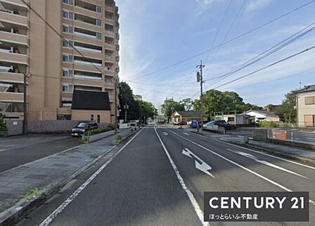 道路沿いに建つマンションが印象的なエリアです。周囲には自然も多く落ち着いた雰囲気が感じられます。歩道が広く日常の移動も快適に行えます。住宅街ならではの静かな環境が広がっています。