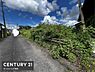 その他：青空が広がる前面道路の様子を撮影しています。周辺は自然が多く開放感のある雰囲気が感じられます。道路は幅員も十分で車の通行にも余裕があります。住環境を重視したい方にもおすすめのロケーションです。