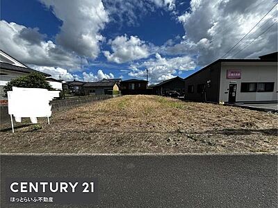 外観:空が広がる開放的な外観です。両隣に建物が並び整形地の形も魅力。道路に面しており車の出入りもスムーズに行えます。全体が日当たりの良い場所に位置しています。 外観:空が広がる開放的な外観です。両隣に建物が並び整形地の形も魅力。道路に面しており車の出入りもスムーズに行えます。全体が日当たりの良い場所に位置しています。
