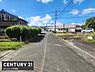 その他：前面道路は舗装されており周辺の建物や緑が調和しています。見通しの良い直線道路が続き交通の流れも分かりやすいです。周囲には開放感があり車の出入りもスムーズに行えます。気持ちの良い空が広がる現地写真です。