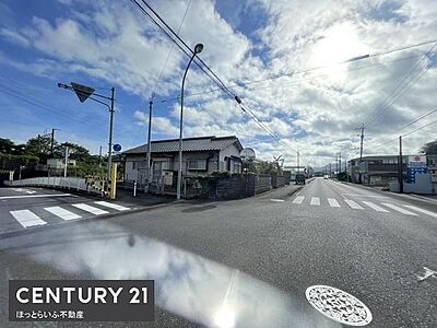 外観:晴れた空の下にある落ち着いた雰囲気の住宅外観です。角地に位置し周囲に開放感があります。道路幅も広く車の出入りがしやすい印象です。視認性の良い立地で周辺もすっきりとした街並みになっています。 外観:晴れた空の下にある落ち着いた雰囲気の住宅外観です。角地に位置し周囲に開放感があります。道路幅も広く車の出入りがしやすい印象です。視認性の良い立地で周辺もすっきりとした街並みになっています。