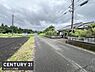 その他：前面道路は広々としていて車の出入りもスムーズに行えます。周囲は自然が豊かで落ち着いた環境が広がっています。敷地周辺もゆとりがあり開放的な雰囲気です。視界を遮るものが少なく開放感を感じられます。