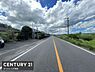 その他：前面道路は見通しが良く広々とした印象です。落ち着いた周辺環境が感じられる現地写真です。道路沿いに電柱や緑もあり安心感があります。空模様も明るく開放的な眺めが広がっています。