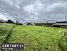 外観：広々とした敷地で開放感のある現地土地写真です。周囲には自然があり落ち着いた雰囲気が漂っています。道路に面しておりアクセスも良好です。視界を遮るものが少なく陽当たりも期待できます。