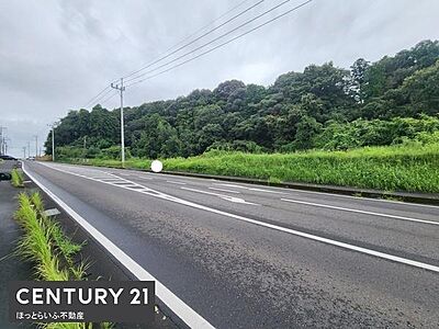 外観:広々とした道路沿いの外観写真です。周辺には緑豊かな自然が広がり開放感を感じられる環境です。電柱や舗装された道路が整備された印象を与えます。静かな雰囲気が感じられる立地です。 外観:広々とした道路沿いの外観写真です。周辺には緑豊かな自然が広がり開放感を感じられる環境です。電柱や舗装された道路が整備された印象を与えます。静かな雰囲気が感じられる立地です。