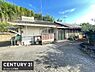 間取り：ゆったりとした敷地に建つ平屋の住まいです。広い庭スペースがあり開放的な雰囲気です。窓が多く明るい室内が期待できます。自然に囲まれた環境で落ち着いた時間を過ごせます。