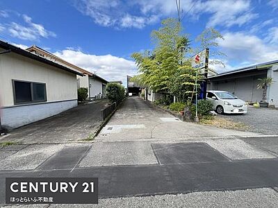 外観：広々とした前面道路が魅力の外観です。車の出入りもしやすい設計となっています。開放感のある空間が印象的です。周囲は静かな環境で落ち着いた雰囲気が漂います。駐車スペースも確保されています。