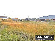 広々とした土地が広がり周囲には落ち着いた家並みが見受けられます。自然の豊かさを感じることができるこの場所で新しい生活のスタートはいかがでしょうか。
