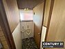 トイレ：落ち着いた木目調の内装が魅力のトイレです。シンプルなデザインが清潔感を演出しています。窓から自然光が差し込み快適な空間を提供します。