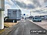 その他：広々とした前面道路で出入りがスムーズです。周辺には様々な施設が立ち並び利便性の良さが伺えます。静かで落ち着いた環境が魅力的です。ゆったりとした駐車スペースも確保されています。