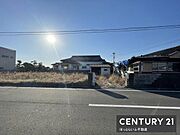 広々とした敷地で自由な設計が可能です。日当たりが良く明るい暮らしが期待できます。利便性の高い道路沿いでアクセスも良好です。
