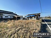 広がる空と開放感ある立地が魅力の土地です。アクセスの良い道路沿いで多様な可能性があります。お好きなプランで自由に使えるスペースが豊富です。
