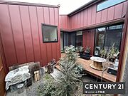 シンプルでモダンな外観が魅力の中庭です。植物が配置されたウッドデッキは落ち着いた雰囲気を演出します。プライベートな空間が確保されておりリラックスできる場所です。