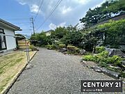 ゆとりある敷地が広がりプライベート感を感じられます。手入れの行き届いた庭と日当たりも良好です。周囲の植栽が緑豊かで自然を身近に感じられる環境です。
