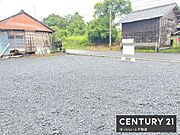 広々とした現地土地写真です。整地されているためさまざまな用途に対応できます。周囲は自然豊かな環境で落ち着いた雰囲気が漂っています。交通アクセスもしやすい立地です。