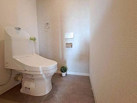 トイレはウォシュレット付で快適！収納棚もあります！
