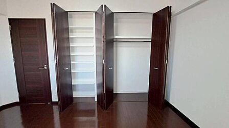 両開き扉で使いやすいクローゼット。ハンガーパイプを備え、衣類をたっぷり整理できます。居室をすっきり保てる嬉しい収納力です。