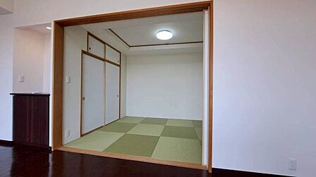 旅館を思わせる雰囲気があります。子供の遊び場として。また急な来客時にも柔軟に対応してくれる空間です。