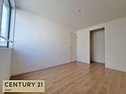 3階に位置する6.0帖の明るい洋室。大きな窓から開放的な眺望を確保し、上階ならではの日当たりの良さが魅力。子ども部屋・書斎・趣味室と用途を選びません。