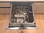 大容量の引き出し式ビルトイン食洗機。家族分の食器を一度に入れられるサイズで、食後の時間を家族との時間に充てられます。