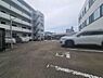 駐車場：平置き駐車場完備で雨の日の乗り降りもスムーズ。区画も広めでゆったり駐車可能です。