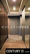 モダンでシックな玄関。大容量なシューズインクロークが設置され靴やシューズをたっぷり収納し、雨具やベビーカー、ゴルフバッグなども効率的にしまえます。