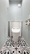 1日のうちに何回も使う、大切な場所だからこそ、シンプルで落ち着く空間に。棚を設置してトイレットペーパーやお掃除道具などあまり見られたくないものを収納するのもオススメです。
