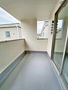 建物の内側に設置されるインナーバルコニーは、天候の影響を受けにくく、急な雨でも洗濯物が濡れにくくなり安心です！お洗濯だけでなく、ちょっとしたリラックスができるゆとりある空間になりそうです！