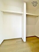 しっかり収納できる大容量のウォークインクローゼットが設置されています！スーツケースなど大きいものが置け、衣類や荷物、季節物、思い出の品まで大容量の収納が可能！お家がスッキリ片付きます！