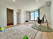屋上バルコニーに隣接した洋室は様々な用途に使っていただけます。第2のリビングとしても使っていただける便利な空間です！