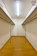 しっかり収納できる大容量のウォークインクローゼットが寝室に設置されています！大きいものが置け、ご夫婦の衣類や荷物、季節物、思い出の品まで大容量の収納が可能！お家がスッキリ片付きます！