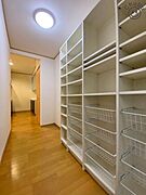 キッチン横には食材や日用品のストック等が出来るように便利な収納を設置しています。