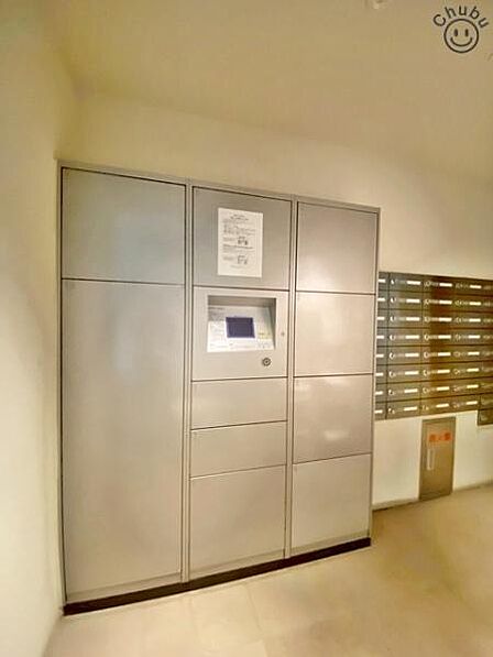 不在時の荷物受取に便利な宅配ボックス。宅配ボックスに荷物を配達してもらうことができれば、再配達の手配をしたり到着を再度待ったりすることなく、迅速に荷物を受け取れます。お仕事で忙しい方も安心な設備です。