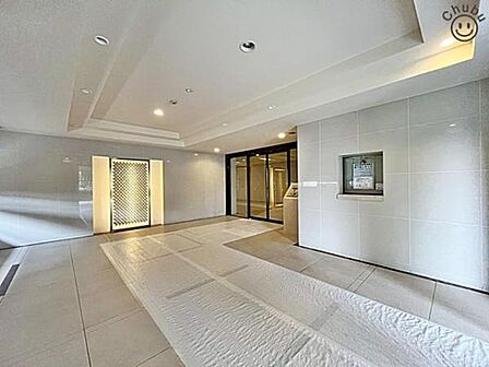 オートロック付きのため、防犯面などがより安心なマンションです!オートロックの解錠には鍵や番号などが必要なため、関係者以外の人が簡単には侵入できない仕組みになっています。セールスなどの訪問にも安心です。