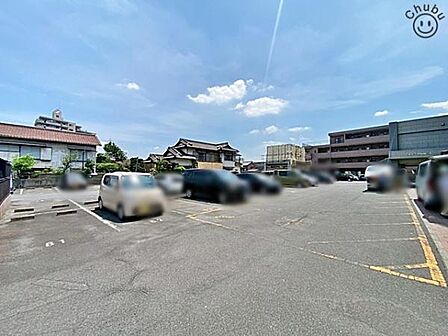 駐車場(7000円/月) ぜひ現地にて、実際の建物・駐車・環境・街並み・日当たりなどなどご確認ください!平日・お仕事帰りなど、いつでもご案内できますので、お気軽にお問い合わせください!
