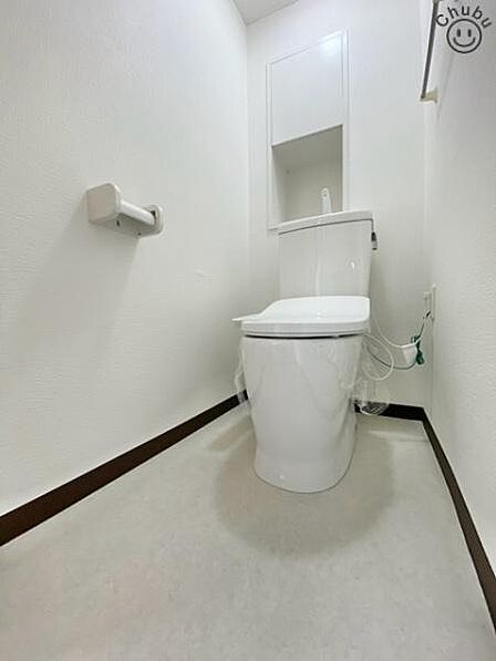 スタンダードな手洗いタンク一体型トイレ！いつも清潔にお使いいただけるよう温水洗浄暖房便座付きのため、快適な毎日を送ることができます！トイレは2ヶ所あるので、忙しい朝の混雑時もスムーズなため大活躍！
