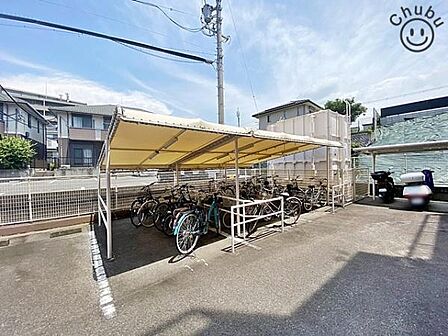 屋根付き駐輪場 雨が降っても屋根付きで安心です。