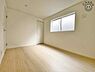 子供部屋：家族一人ひとりにあわせたプライベートな空間。充分な広さとクローゼットを設置したお部屋はお子様の成長を促します！お子様の成長を支える、勉強や好きなことに没頭する学びの空間にピッタリです！